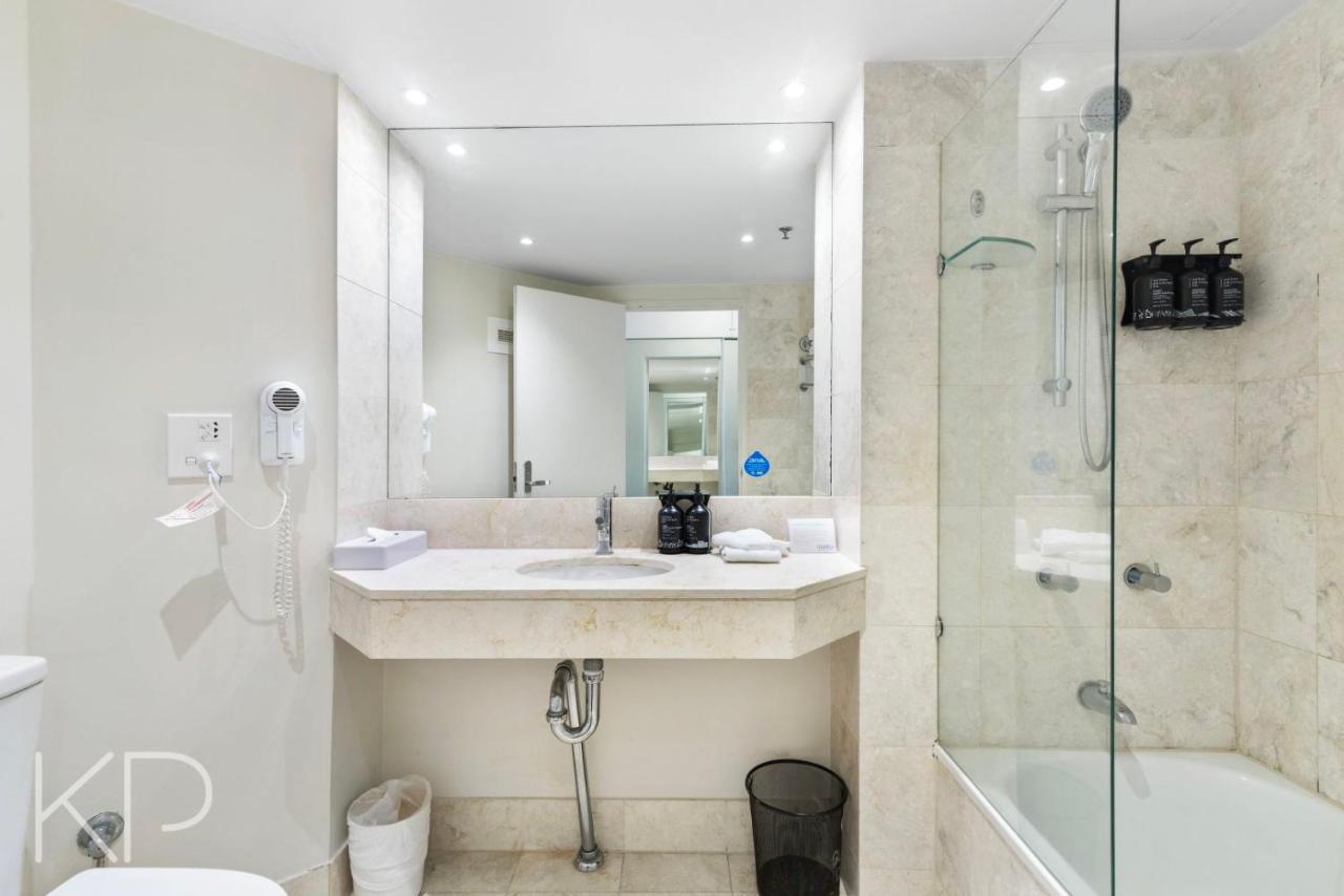 On 22 View Avenue, Surfers Paradise Apartment *