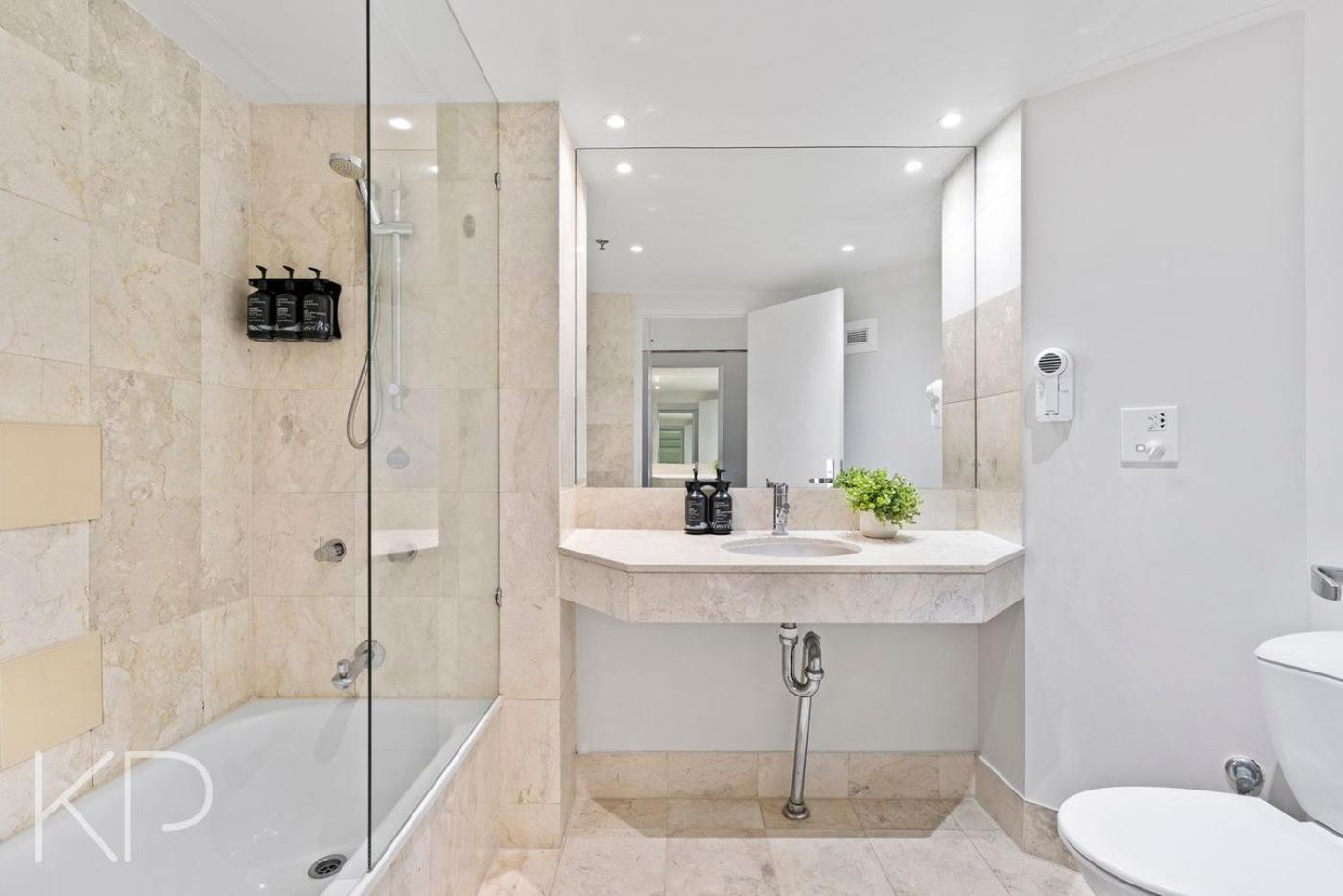 On 22 View Avenue, Surfers Paradise * Gold Coast
